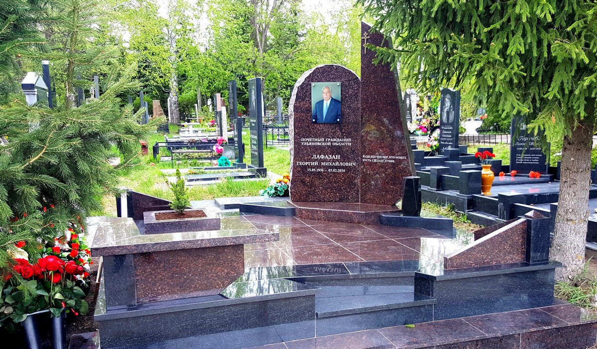 Памятник Лафазану Г.М., кавалеру двух орденов Трудового Красного Знамени, оденов Почёта, Дружбы, Почётному авиастроителю, Почётному гражданину Ульяновской области, бывшему генеральному директору ОАО «Утёс»