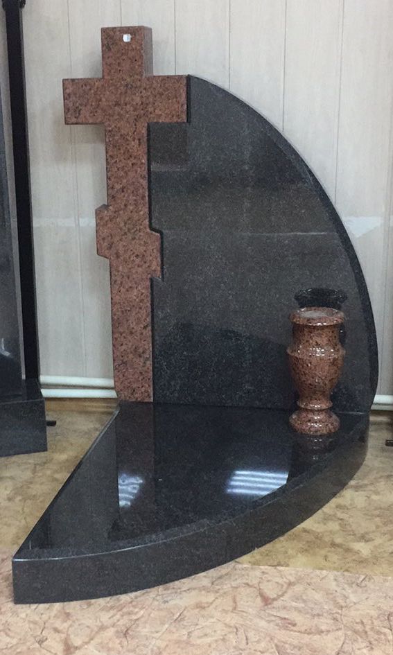 Памятник комбинированный . Крест гранит Лезники 1000*320*100, стела гранит Карелия Габбро 850*600*100, надгробная плита гранит Карелия Габбро 1000*700*100, ваза гранит Лезники . 90500